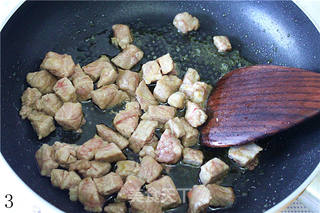 【酱爆肉丁】黑乎乎,却十分有群众基础的“下饭菜”的做法步骤:3