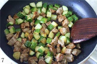 【酱爆肉丁】黑乎乎,却十分有群众基础的“下饭菜”的做法步骤:7