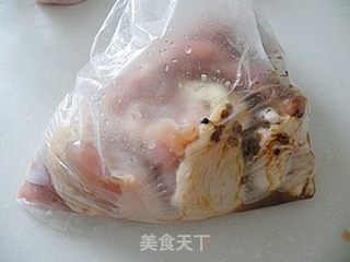 换个花样吃鸡腿---鲜香鸡肉卷的做法步骤:3