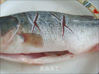辣味蒸鲈鱼的做法步骤:2