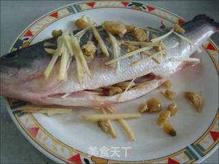 辣味蒸鲈鱼的做法步骤:4