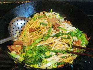 五花肉青菜焖面的做法步骤:10