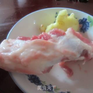 大骨汤的做法步骤：1