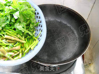 糖醋水芹酥花生的做法步骤:3