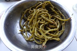 酸豆角炒肉丁的做法步骤：1