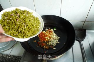 酸豆角炒肉丁的做法步骤：8