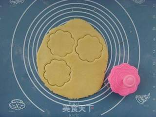 小菊花饼干的做法步骤:6