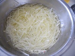 家常不简单-----酸辣土豆丝的做法步骤:2