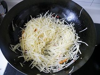 家常不简单-----酸辣土豆丝的做法步骤:7