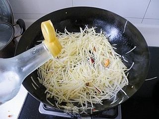 家常不简单-----酸辣土豆丝的做法步骤:8