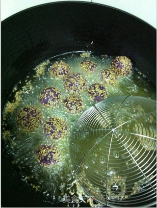 紫色诱惑——紫薯芝麻球的做法步骤:9