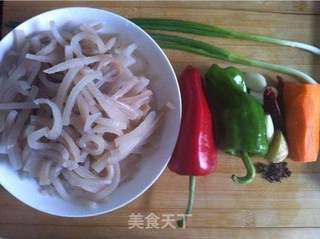 酸辣猪肉皮的做法步骤：1