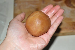 莲蓉蛋黄月饼的做法步骤:7