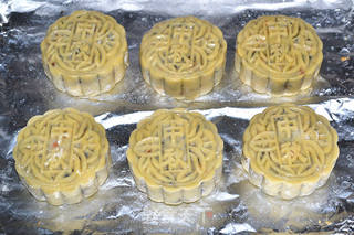 自制五仁月饼的做法步骤:16