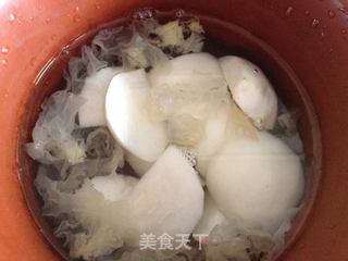 润秋燥——冰糖银耳炖雪梨的做法步骤:4
