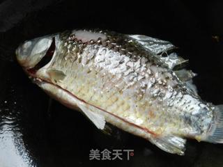 花生炖鲫鱼的做法步骤:4