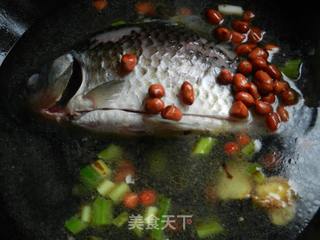 花生炖鲫鱼的做法步骤:6