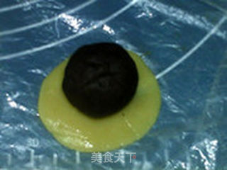 豆沙蛋黄月饼的做法步骤:17