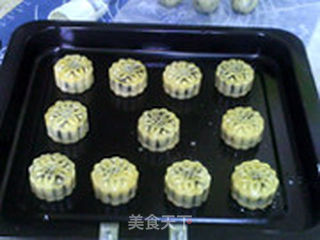 豆沙蛋黄月饼的做法步骤:26