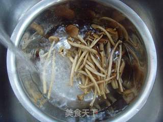 茶树菇烧五花的做法步骤：1