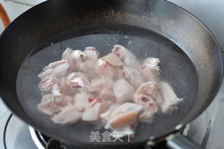 双菇炖鸡的做法步骤:2