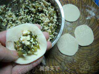 烫面雪菜豆干煎包的做法步骤:4