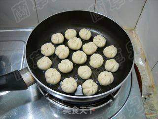 烫面雪菜豆干煎包的做法步骤:7