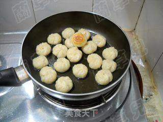 烫面雪菜豆干煎包的做法步骤:10