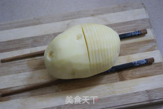 给平凡土豆穿上华丽的外衣——黑椒风琴土豆的做法步骤:2