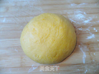 漂亮的南瓜豆沙月饼的做法步骤:3