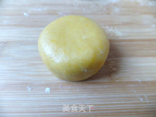 漂亮的南瓜豆沙月饼的做法步骤:5