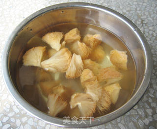 清淡猴头菇纯素汤的做法步骤:6