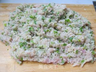美食带来新享受——萝卜鲜肉花环水饺的做法步骤:6