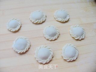 美食带来新享受——萝卜鲜肉花环水饺的做法步骤:15