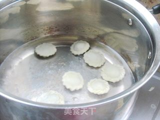 美食带来新享受——萝卜鲜肉花环水饺的做法步骤:16