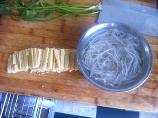 冻豆腐粉条金针菇的做法步骤:3