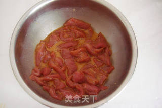 酸黄瓜炒肉片的做法步骤：2