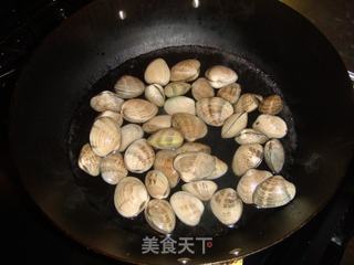 蒸蛤蜊和西紅柿意大利面 （Steamed Clams and Tomatoes with Pasta ）的做法步骤：2