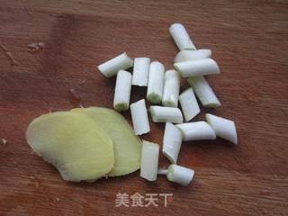 木瓜枸杞鲫鱼汤的做法步骤:2