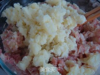 百搭的～土豆大肉饼的做法步骤：4