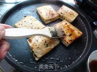电饼铛烤傣味豆腐的做法步骤:9
