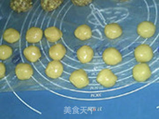 果仁玫瑰月饼的做法步骤:11