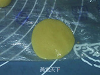 果仁玫瑰月饼的做法步骤:12