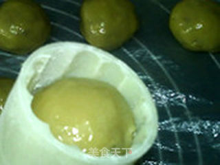 果仁玫瑰月饼的做法步骤:16