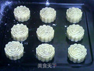 果仁玫瑰月饼的做法步骤:18