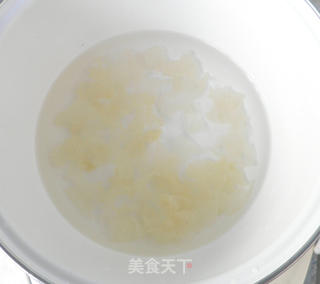 鸡头米银耳汤的做法步骤:2