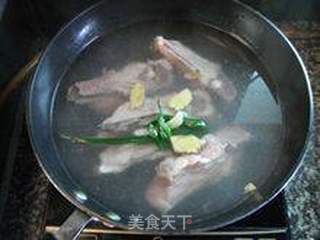 秋风起,补身体---栗子龙骨汤的做法步骤:3