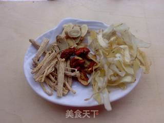 党参玉竹鲫鱼汤的做法步骤:2