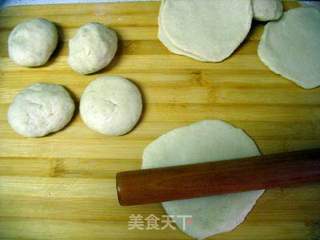 烙出软软的【家常卷饼】的做法步骤：2