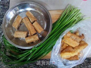 千张卷油条炒韭菜的做法步骤：1